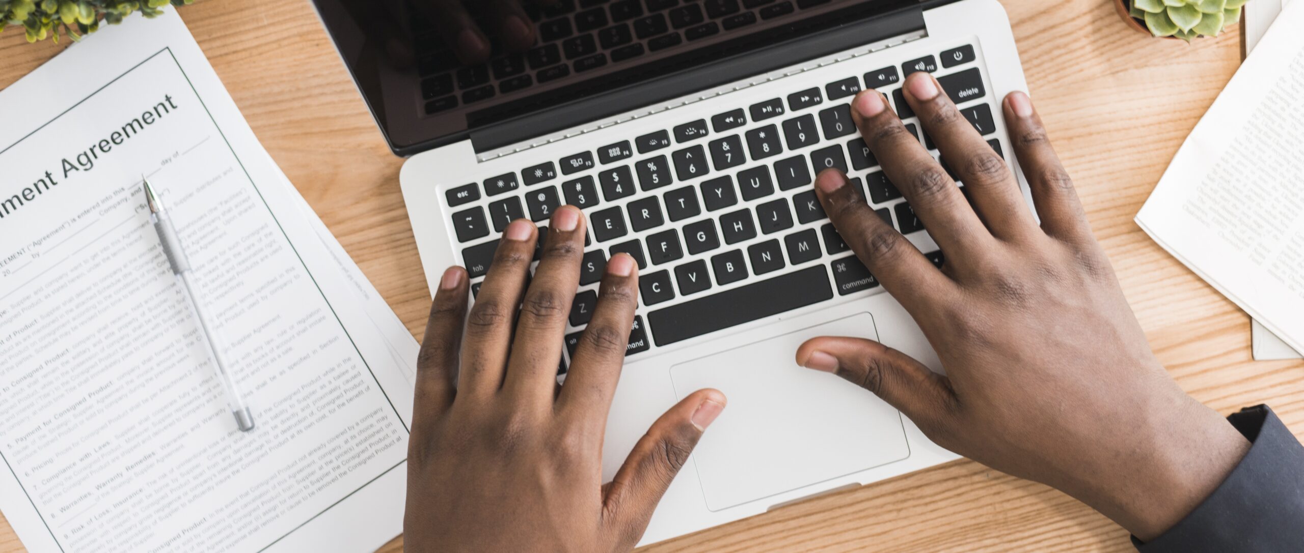 Clavier en utilisation sur bureau contenant des documents